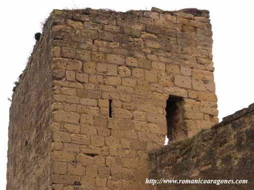 DETALLE DE UN TORREÓN DE  LA MURALLA. OBSERVAR LOS PUNTOS EN LOS SILLARES, PARA SU ALZADO CON POLEAS